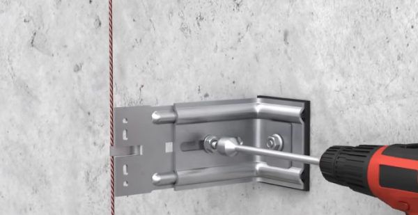 На цій ілюстрації видно, що між кронштейном і стіною є паронітова прокладка - вона зменшує тепловтрати в місці кріплення і уповільнює процес корозії металевого виробу.