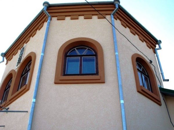 Декоративно і контрастно оштукатурені не тільки стіни, але і карнизи з укосами