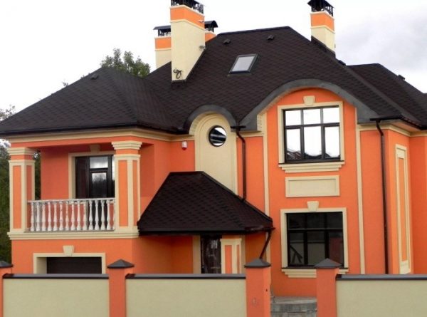 Незвичайно приємне поєднання персикового і бежевого відтінків на штукатурному покритті