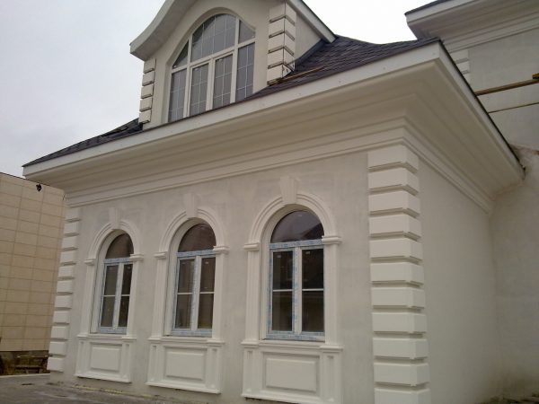 Практичні прийоми фасадного декору для дому