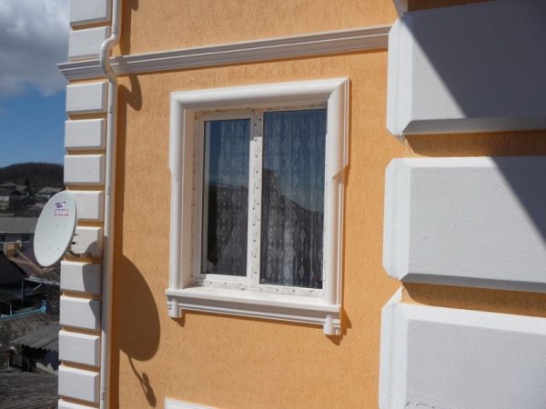 Пінопластовий декор на стіні фасаду