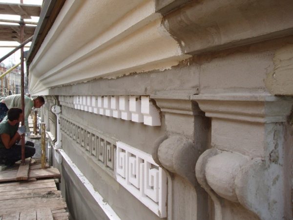 Монтаж пінопластового декору