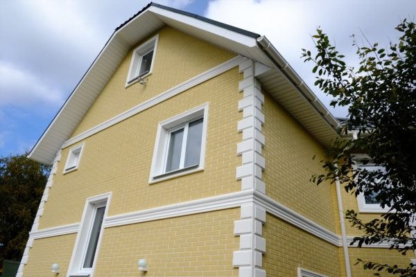 Фасад будинку повністю облагороджений термопанелями