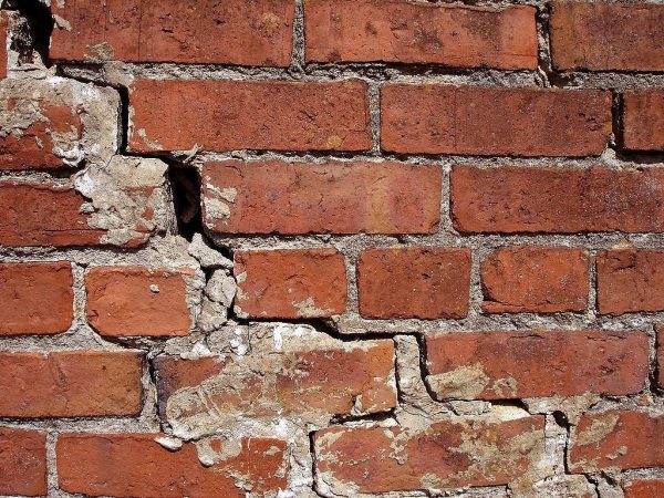 Закладення тріщин у цегляних та бетонних стінах.