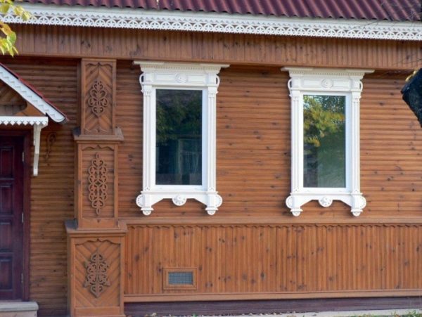 А тут на вікнах елементи класичної архітектури