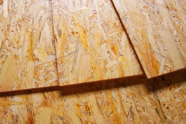 Для виробництва OSB використовується досить велика стружка