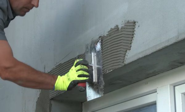 Нанесення клею на верхню частину декору