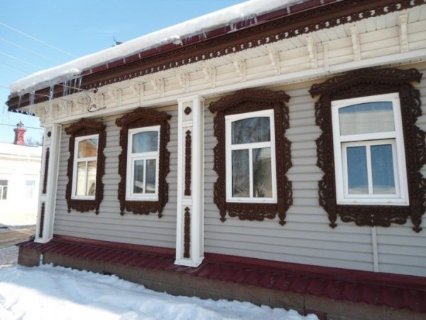 Поєднання кантрі і класики в оформленні фасаду