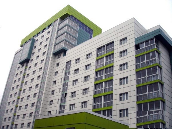 Оздоблення багатоповерхівки по системі НВФ лінійними панелями