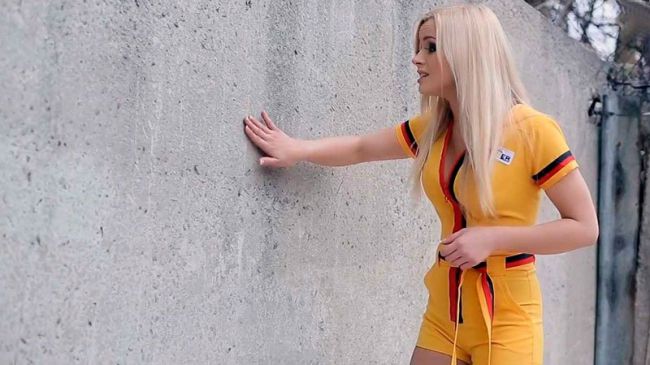 Пористі мінеральні основи, як на фото, особливо потребують грунтування