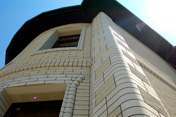 Приклад використання фасонної цегли для облицювання фасаду