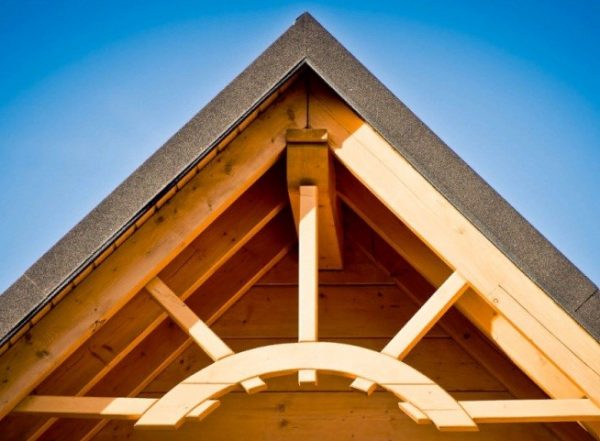 Фахверкові елементи на фронтоні