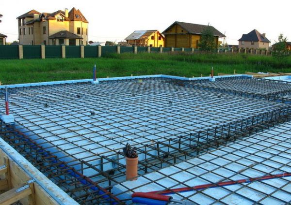 По всьому периметру основи укладається арматура
