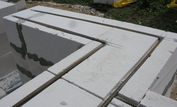 Арматура укладається в пази