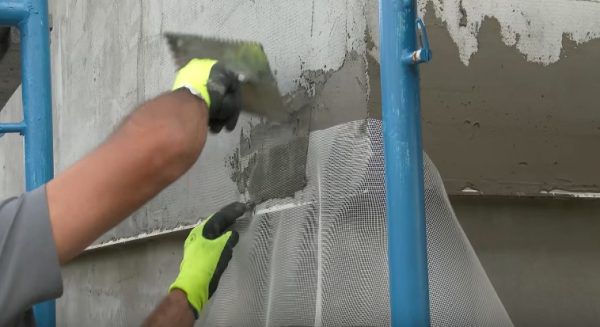 Арматурна сітка покривається клейовою сумішшю