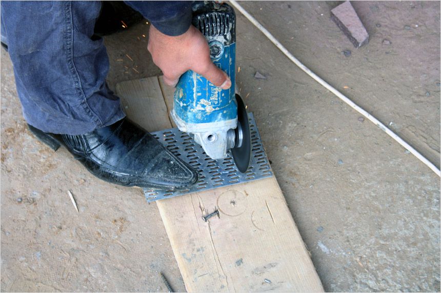 Візьміть пластину шведських цвяхів і за допомогою шліфувальної машини розріжте її на прямокутники