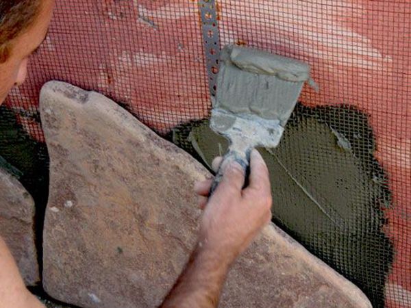 Нанесення клейового розчину і фіксація каменю