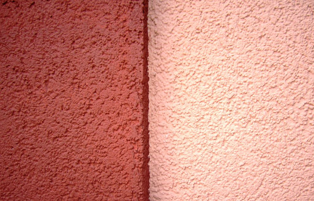 Завдяки цементу в своєму складі, ця штукатурка є найбільш довговічною серед усіх видів цього матеріалу.