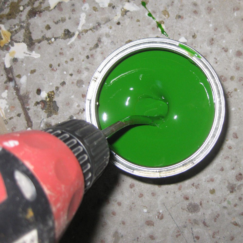 Швидко розмішати фарбу можна дрилем з насадкою-міксером.