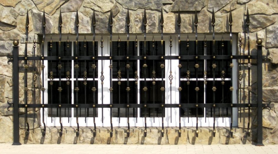 Часте розташування елементів допоможе захистити вікна від стороннього проникнення