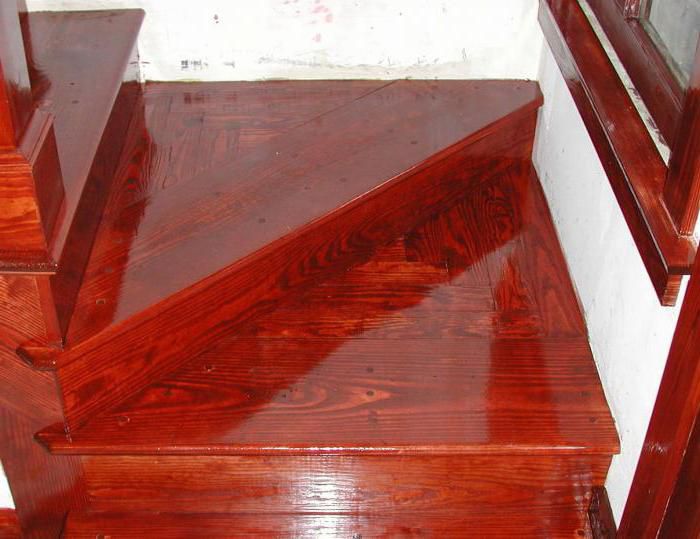 Через кольоровий лак добре видно фактуру дерева