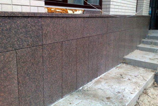 Підвал будинку, оброблений керамогранітом