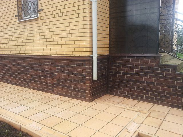 Фундаментна цегла виконує як естетичну, так і захисну функції