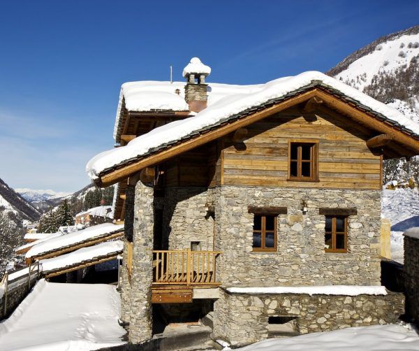 Дизайн будинку в стилі шале органічно вписується в навколишній ландшафт