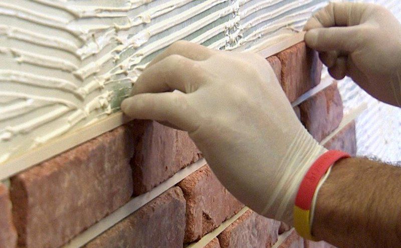 Для фасадних робіт використовуються сухі клейові суміші.