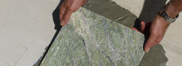 Для мармуру використовується спеціалізований клей