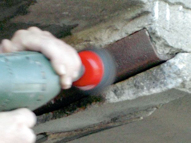 Щоб очистити поверхню всіх відкритих сталевих деталей або арматури від корозії, використовуйте дриль з дротяною насадкою.
