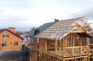 Перед обробкою стін необхідно завершити покрівельні роботи.