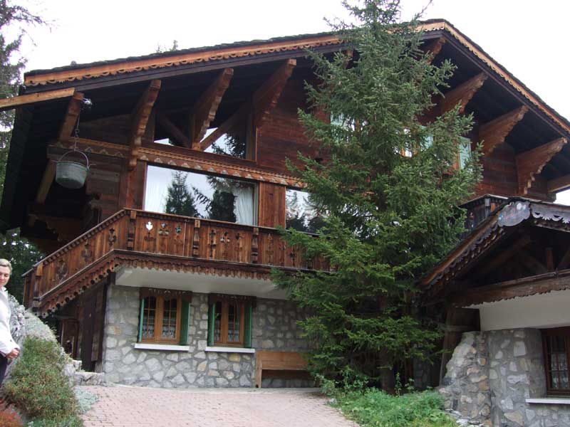 Будинок шале на три поверхи з мансардою