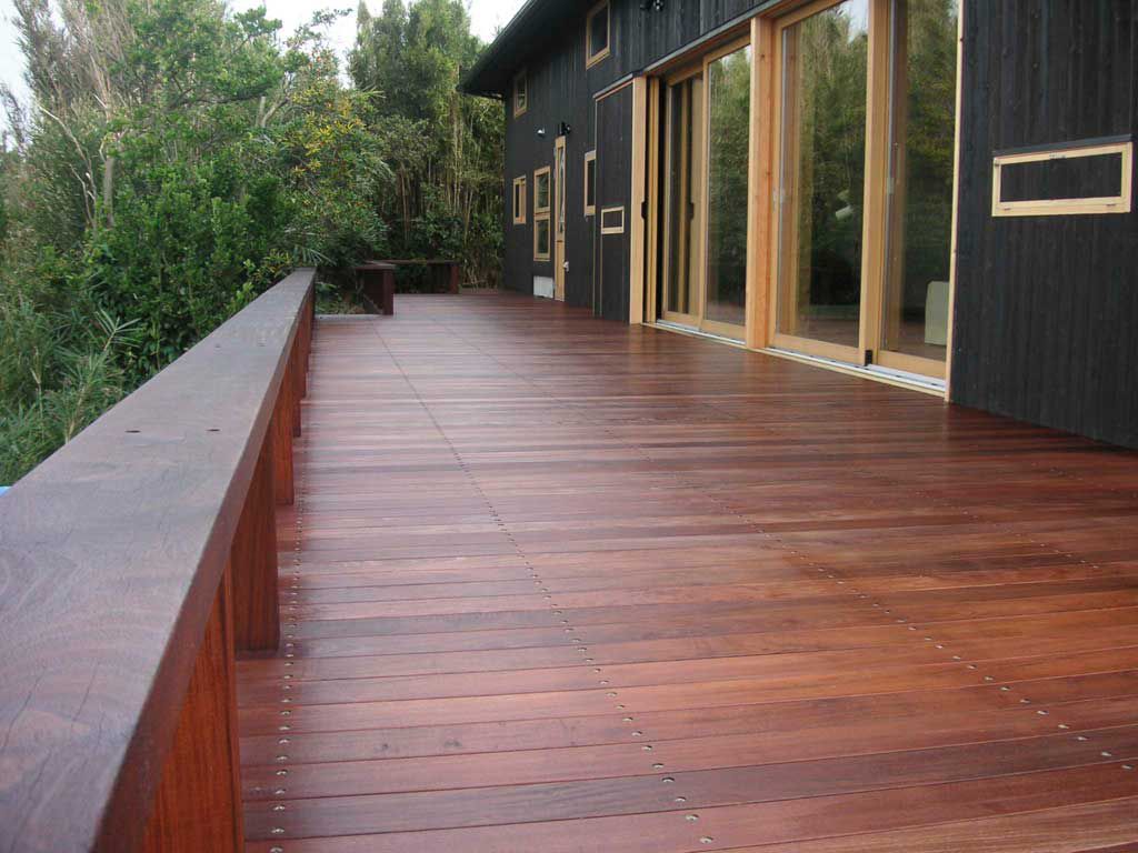 Деревина піддається впливу УФ-променів цілий рік, тому лак повинен забезпечувати максимальний захист