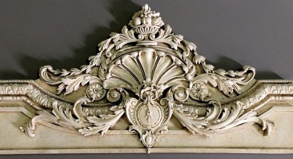 Ще одним способом декорування ліпнини є патинування, тобто штучне старіння елементів ліпнини для додання їм вишуканої декоративності.