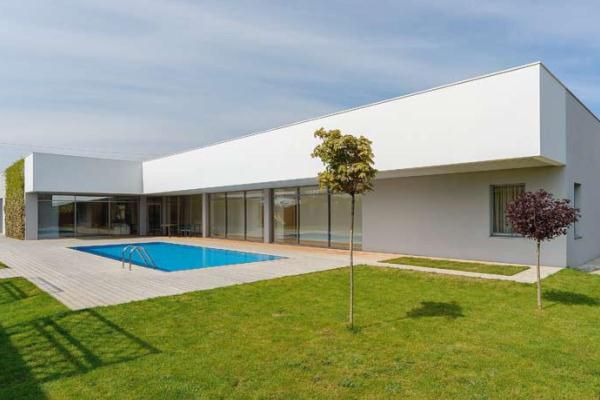 Фасад будинку в стилі мінімалізм, проект з басейном