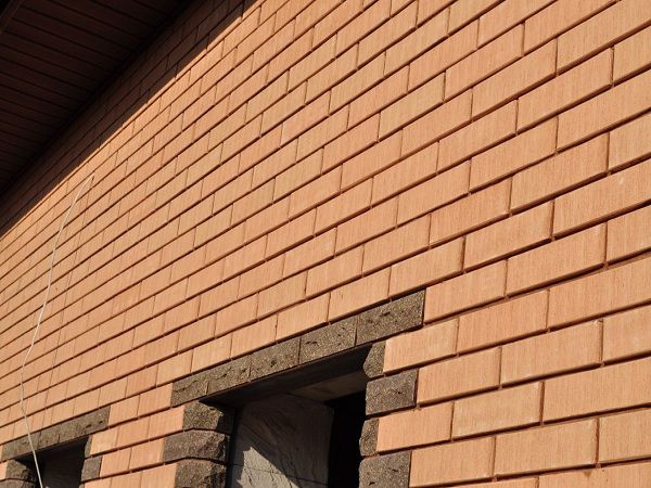 Цегляний фасад