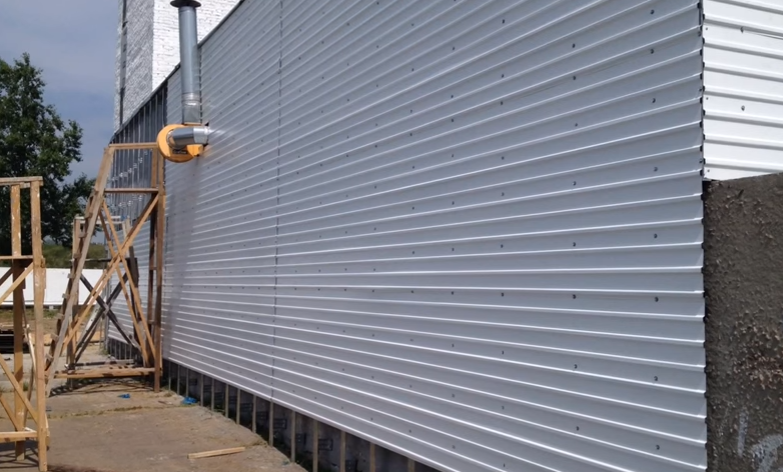 Фасад з профнастилу (горизонтальне розташування)