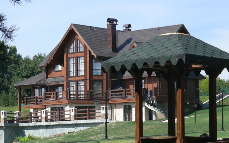 Фасад пофарбований тонованим лаком