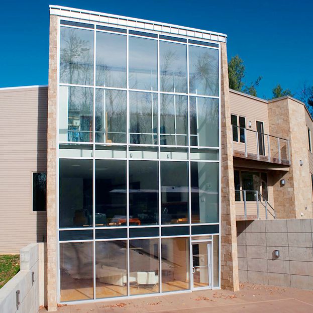 Фасад будівлі виконано з використанням світлопрозорих конструкцій
