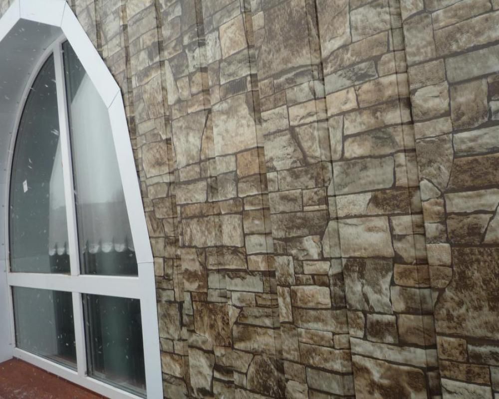 Фото вертикального металевого сайдинга з імітацією каменю