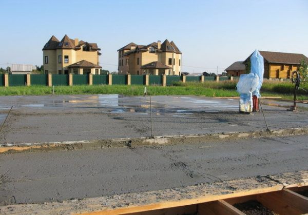 Заливається фундамент