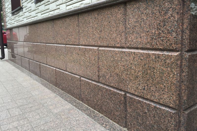 Світлі гранітні плити при обробці підвалу будинку.