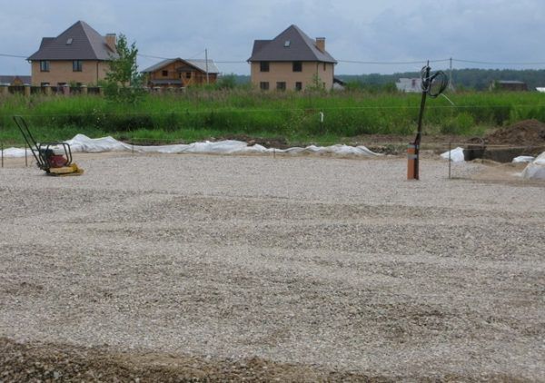 Гравій потрібно утрамбувати