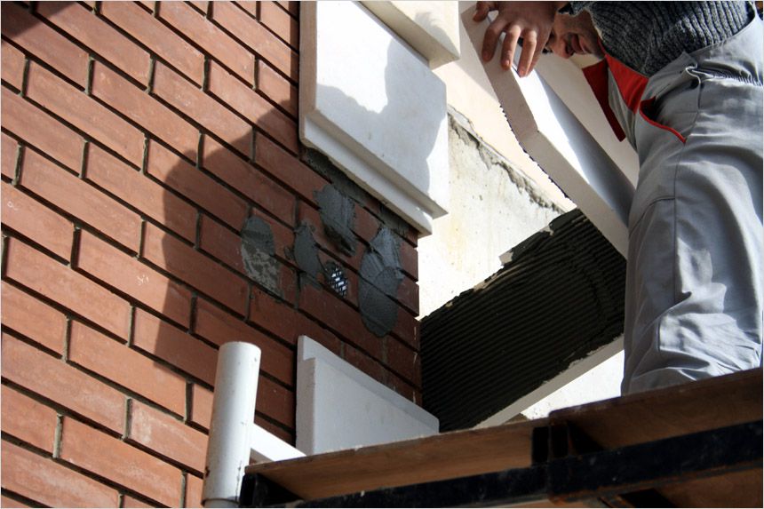 За допомогою гребінчастого шпателя (це важливо) на тильну сторону фасадного елемента наносять клей.