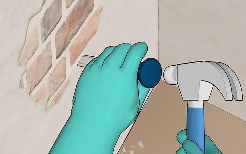 Для демонтажу старої штукатурки використовуйте долото або долото, а також молоток