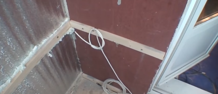 Кабель проходить через отвір в оболонці