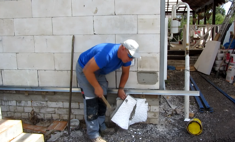 Якісний клеєний пінополістирол складно відірвати від стіни
