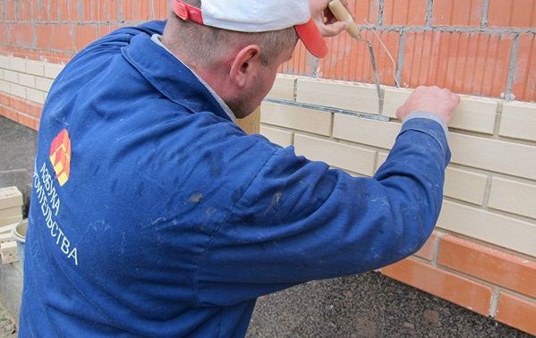 Як класти цеглу під стик прутком