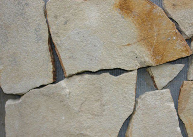 Пісковик камінь білуватого кольору